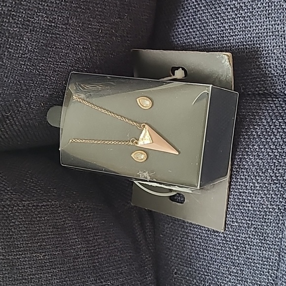 Women Gold Colored Necklace Mauve Pink Triangle Charm Crystal Stud Oval Earrings - Picture 1 of 7